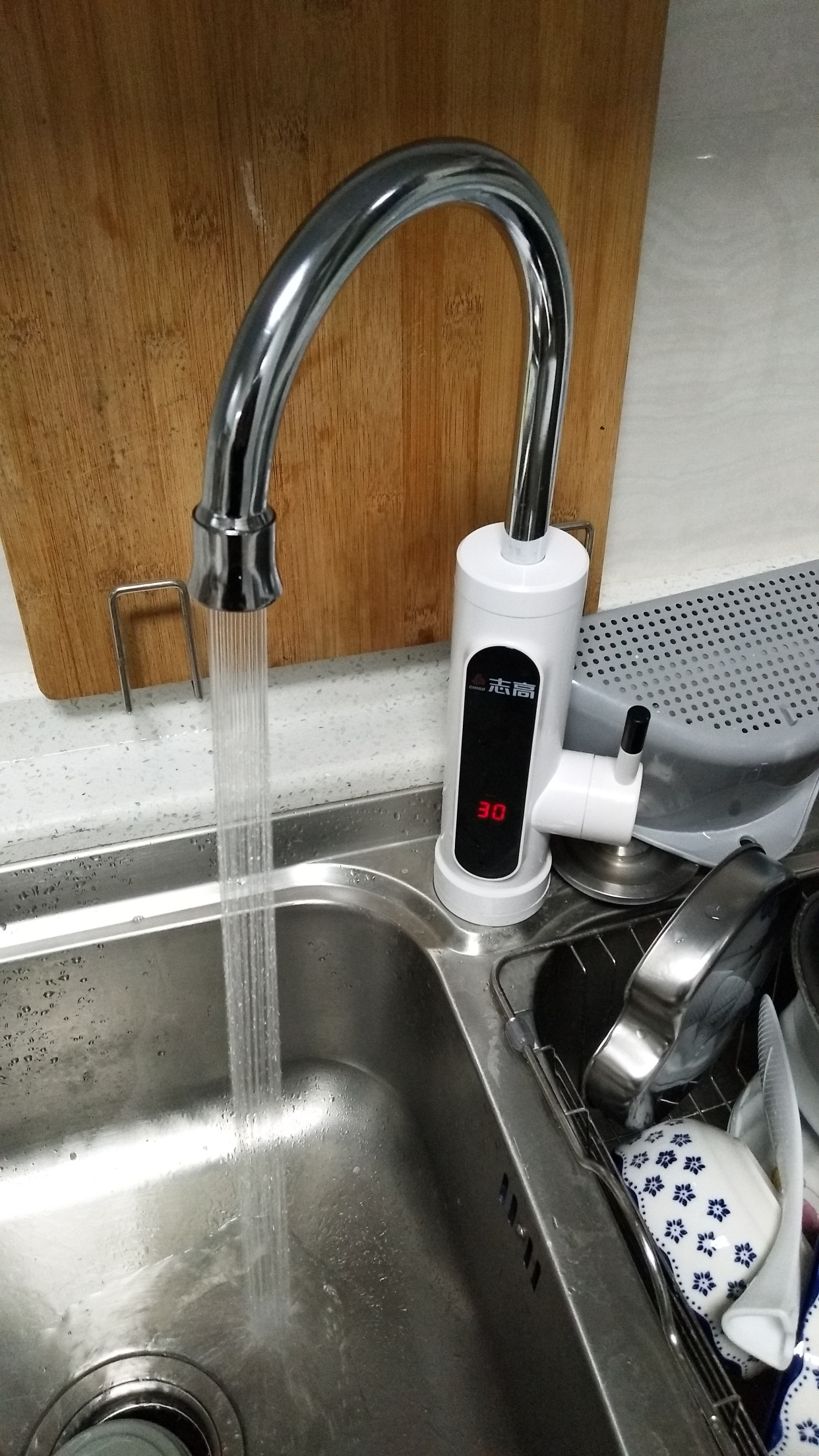 即热小厨宝和即热式水龙头哪个好,小厨宝好还是即热式水龙头好