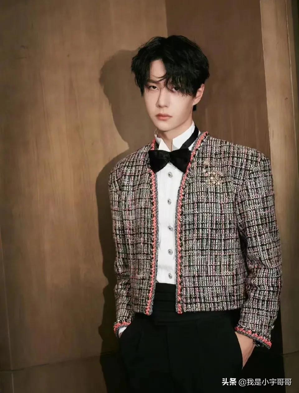 王一博棒球帽卷发,王一博的帅气发型雾霾蓝带一点卷