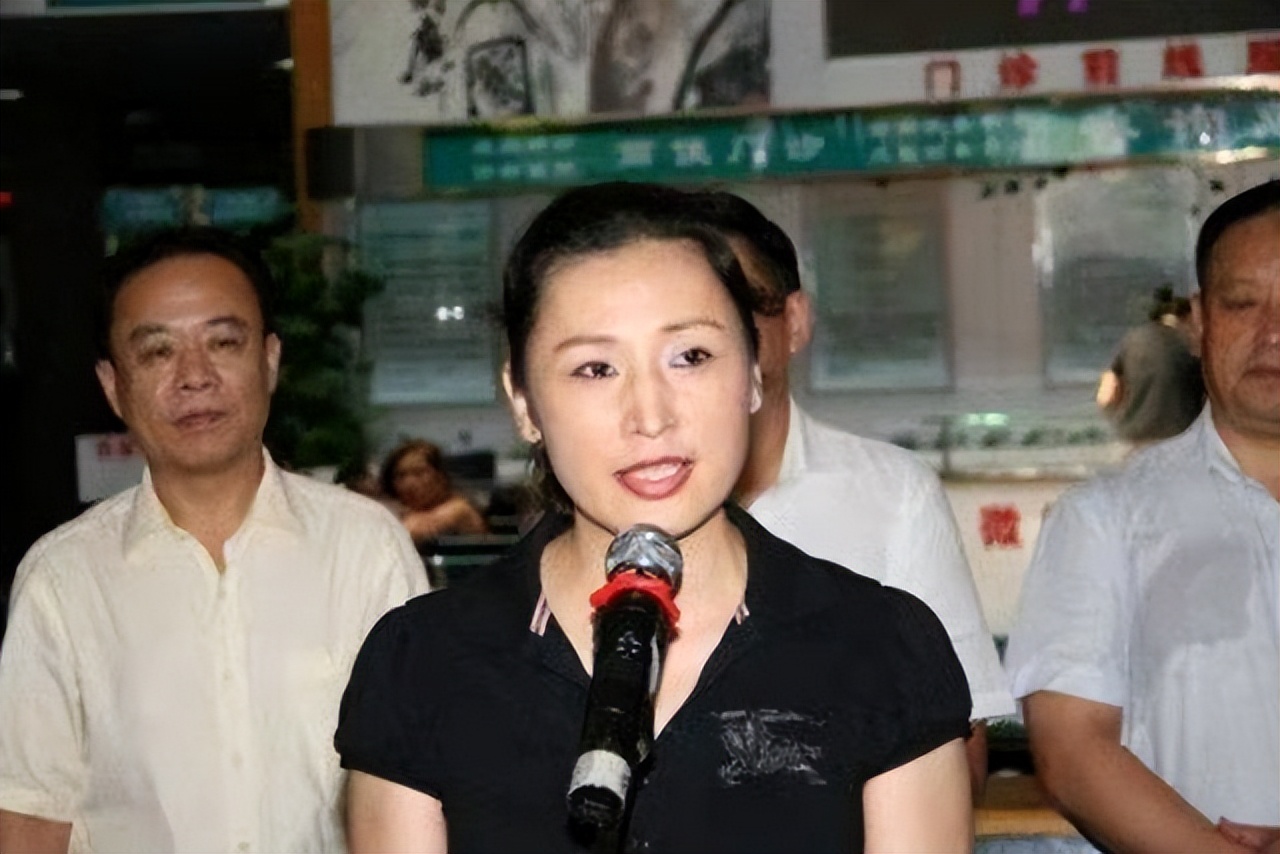 她被誉为最美女校长，39岁成教授，49岁当大学校长，54岁知性美丽