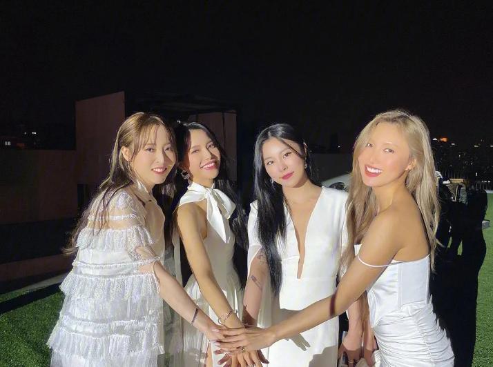 曝华莎学校演出涉嫌犯罪，舔手指摸下身动作不雅，学生家长已举报