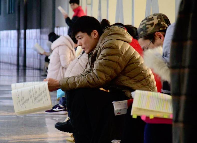 上海一大学研一学生坠亡,上海研一学生6楼坠亡