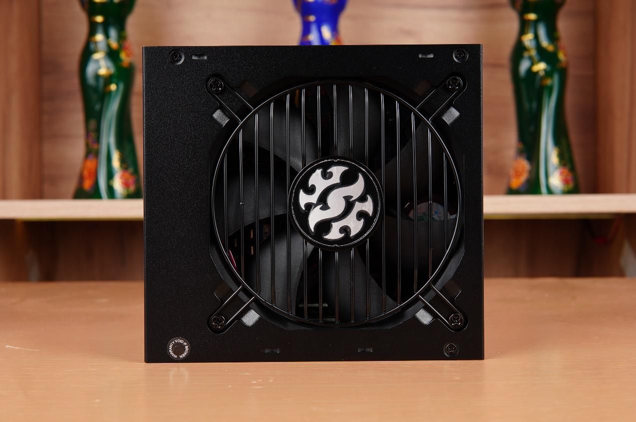 可以装多个硬盘的主机箱,带可插拔硬盘盒的主机