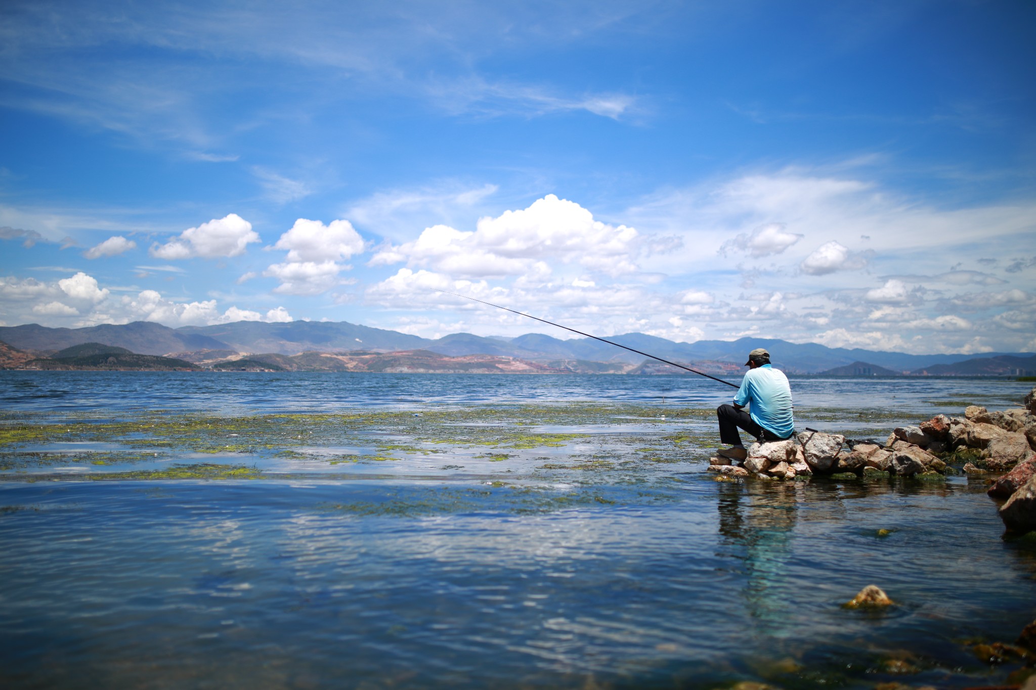 钓鱼初学者鱼竿选择,钓鱼新手如何选择一款合适的鱼竿