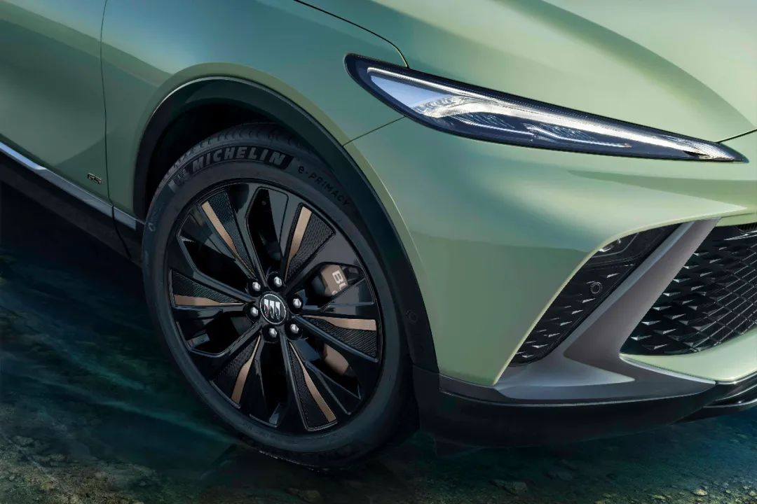 颜值和配置真的能打，别克E4纯电轿跑SUV上市