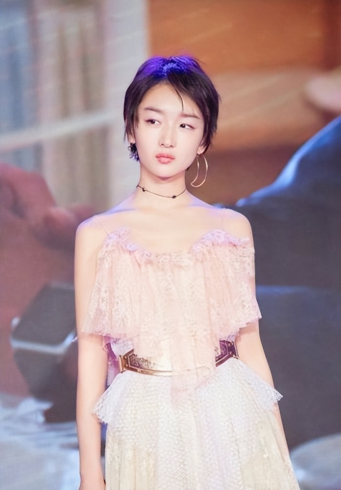 有一种“尴尬”,叫周冬雨玩性感