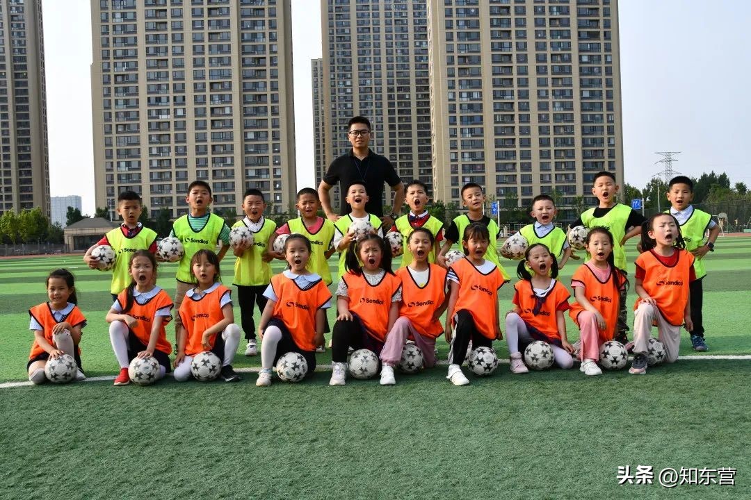 最美幼师和可爱的小朋友们,最美幼教男老师台下领舞