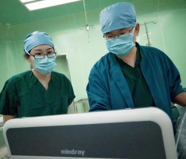 致敬正在抗击疫情的医护人员,致敬在抗击病毒第一线的白衣天使