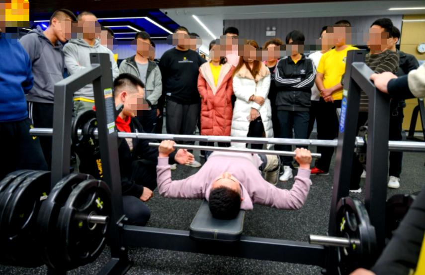 *拍偷**意淫女学员,教练为看*处私**剪开女学员裆部,健身乱象何时休?