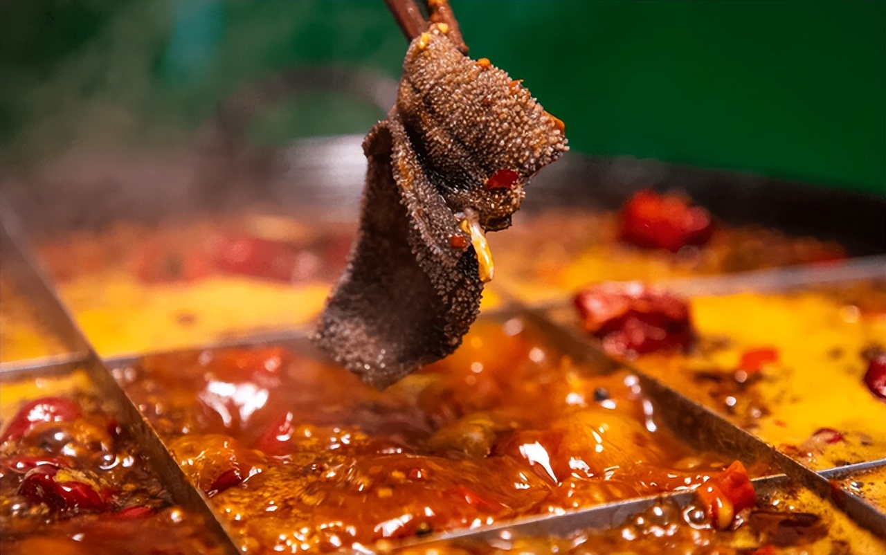 头皮上经常长脓包和疙瘩,是怎么回事?医生:或和这3种问题有关