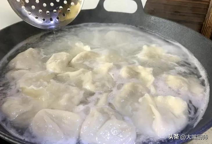 煮冻饺子不烂好吃做法,冻饺子凉水上锅蒸还是开水上锅蒸