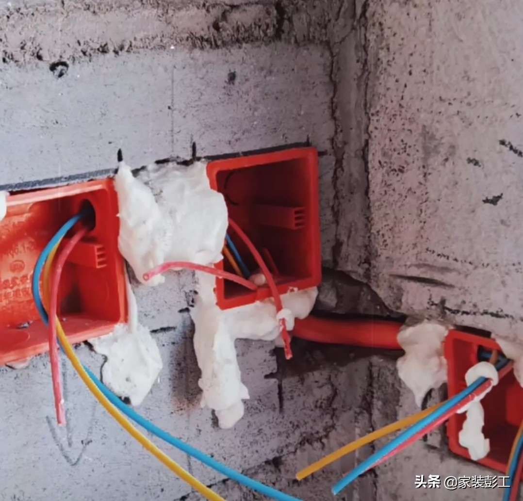 乳胶漆墙面用什么胶粘发泡板牢固,发泡胶填补墙洞做乳胶漆会开裂吗