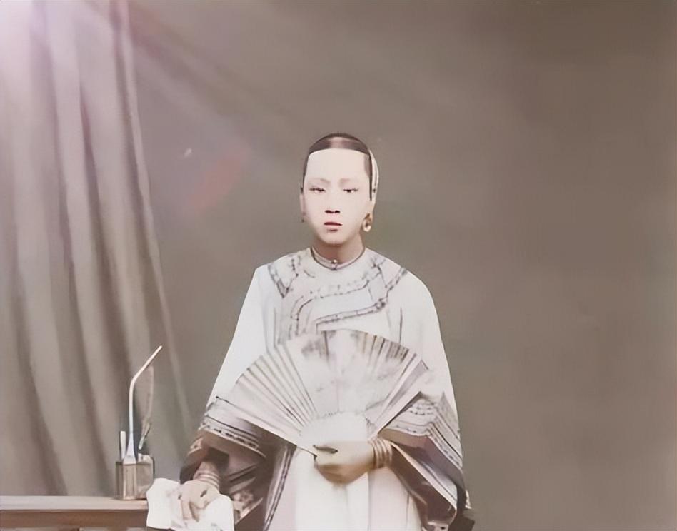 高清老照片：旗人格格大腿岔开豪放洗衣，地主三妻四妾不输女明星