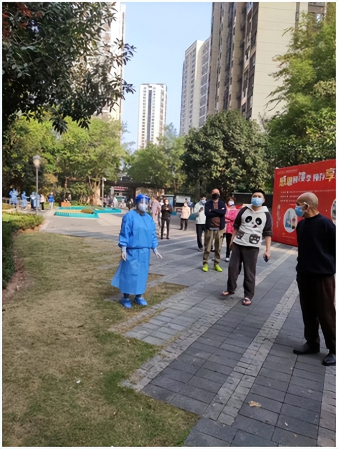 下沉“疫”线倾力服务用“志愿红”守护“健康绿”——市*访信**办*党**员干部积极助力打赢疫情歼灭战