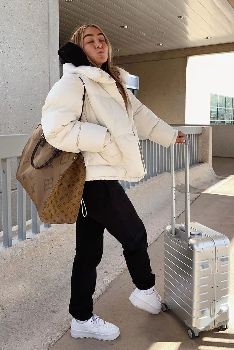 卫衣怎么搭配外套才好看冬天,冬天连帽卫衣怎么搭配洋气女