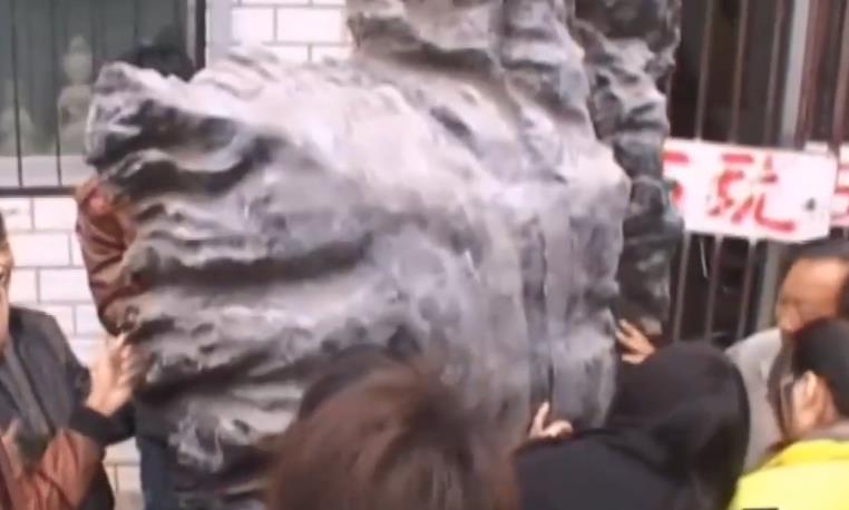 老汉花1200万买羊脂白玉,农村小伙摆地摊2天赚了一万块