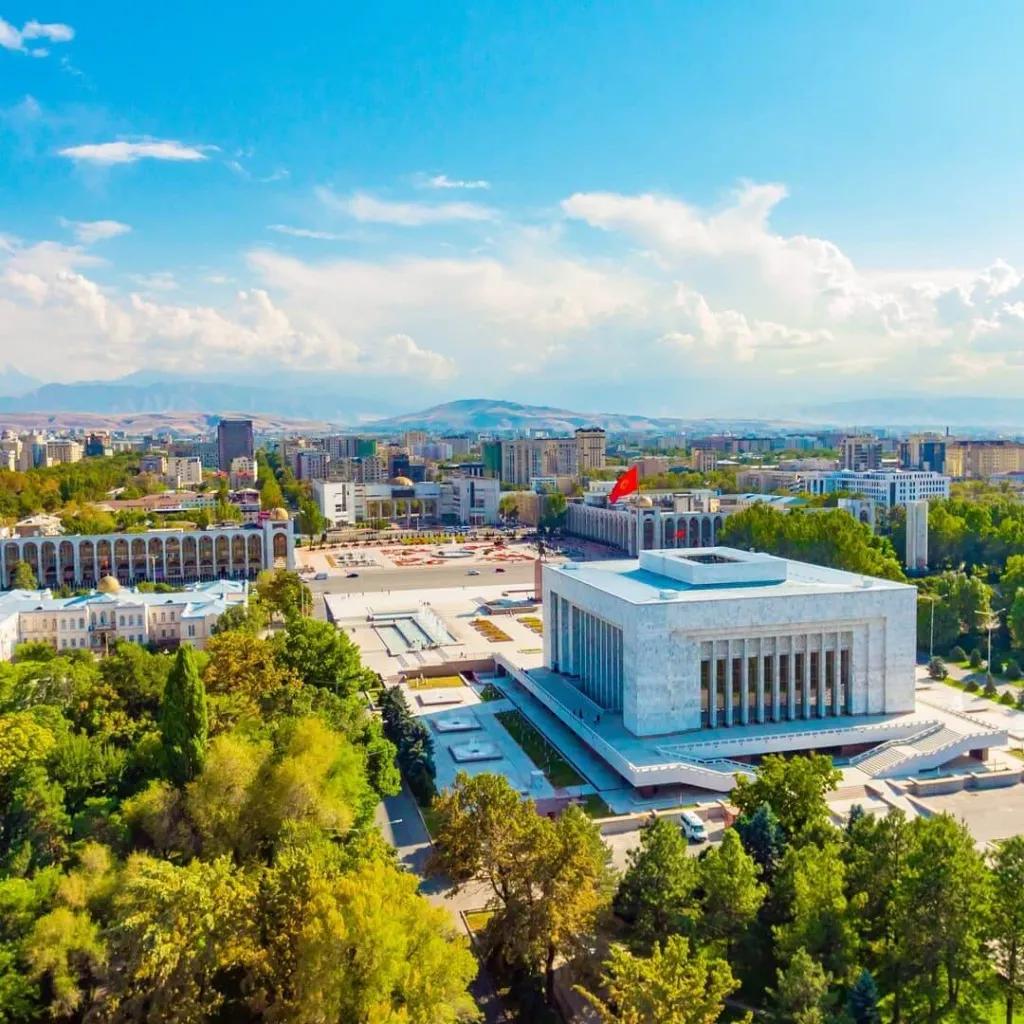 吉尔吉斯斯坦首都比什凯克——搅拌马奶的棒子，市区有*小平邓**大街