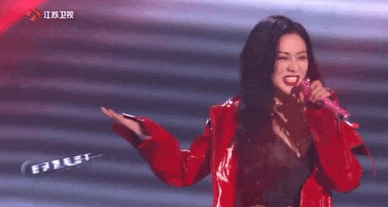 张小斐唱仰望星空致敬女足,元宵节春晚张小斐唱歌