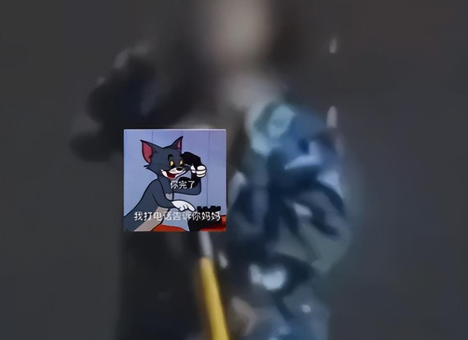 女生军训跳舞吊带滑落走光,露球仍卖力跳,2分半视频疑被拍卖