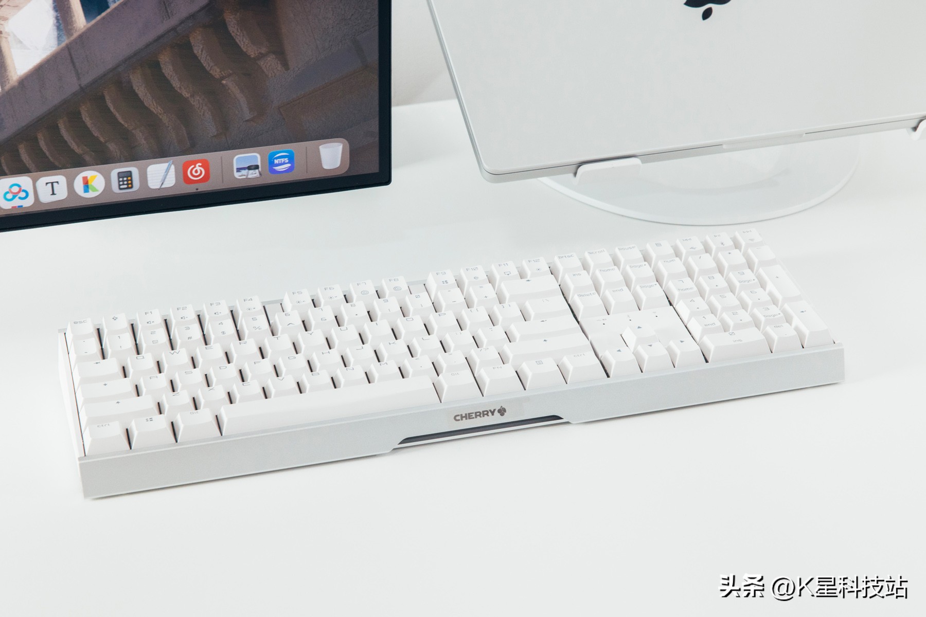 我的桌面我做主，一套平淡无奇白色系生产力+重度娱乐桌面分享