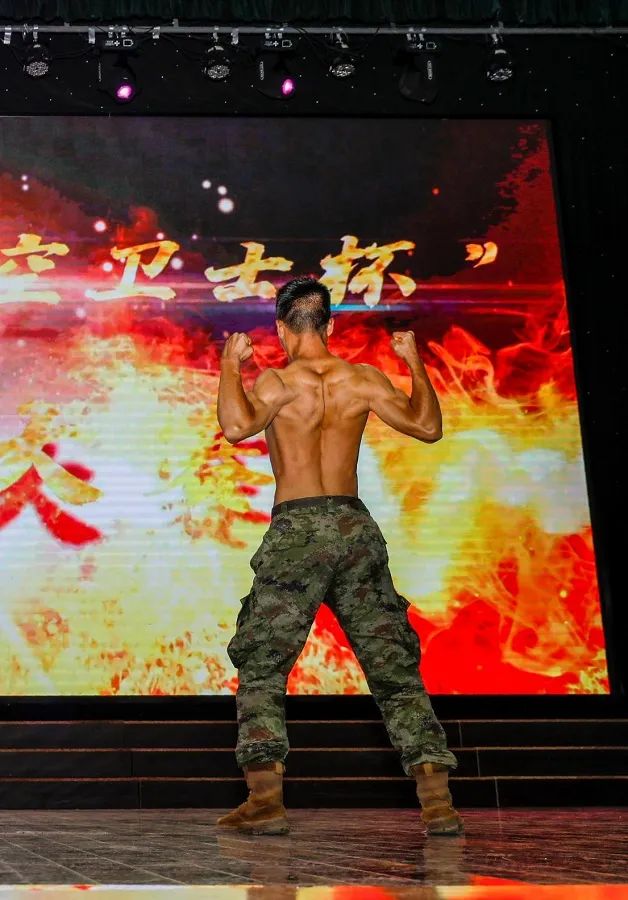 兵哥哥实力炫腹恶作剧,巅峰对决超燃剪辑海军兵哥哥炫腹