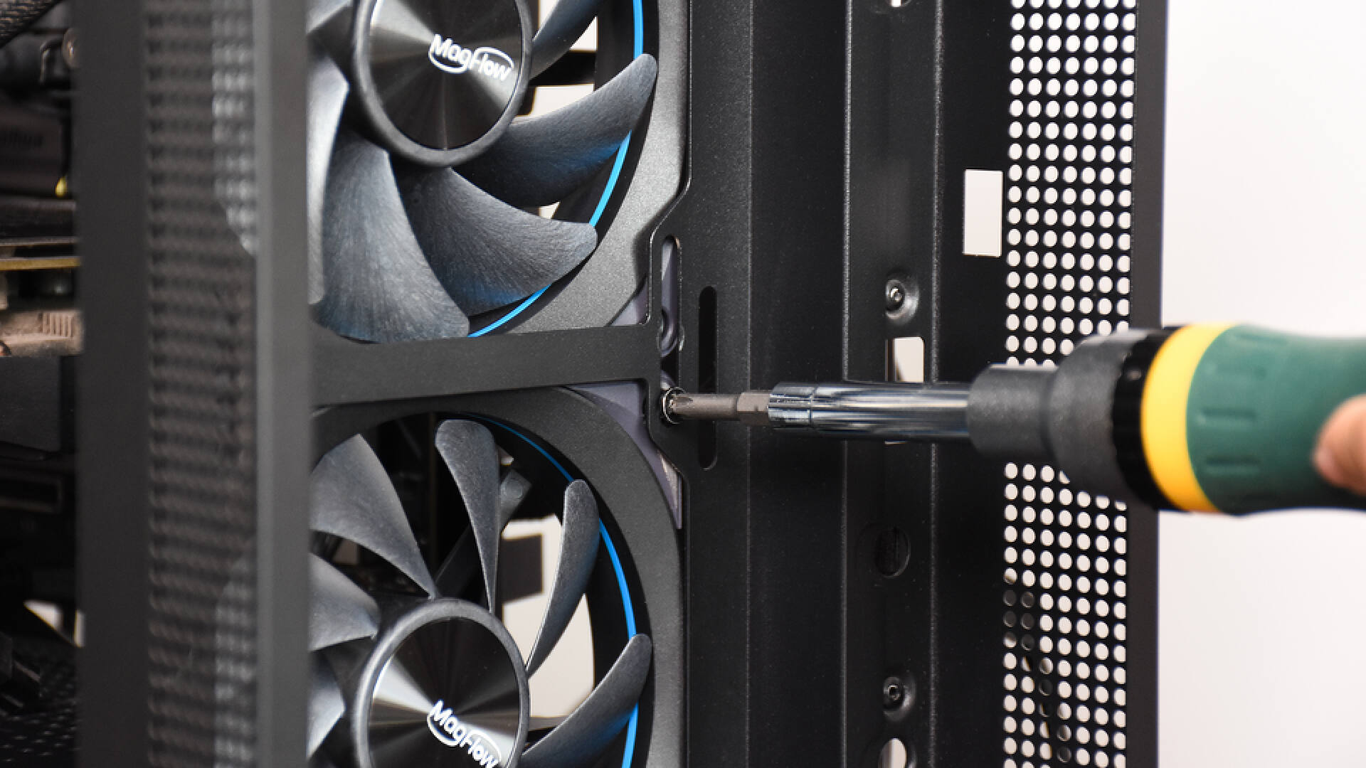 海韵MagFlow1225PWM风扇：磁吸拼接，安装走线更方便