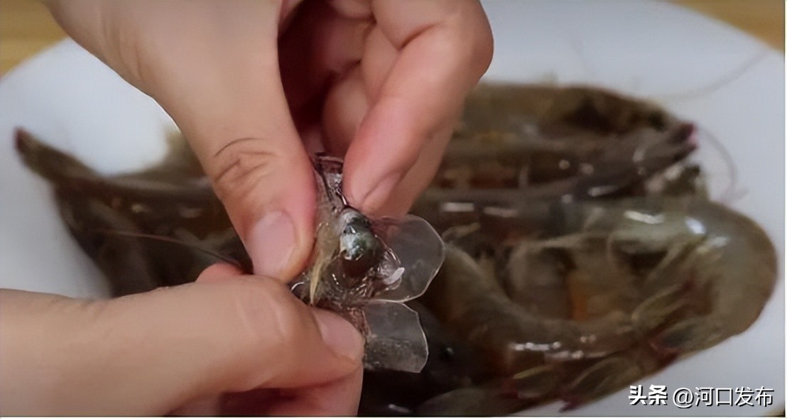 虾头有黄色还能吃吗,虾头的黄色的东西到底能吃吗