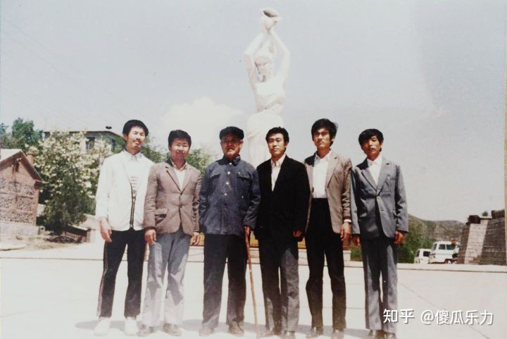 三年初中半年课，绝大部分时间劳动给学校盖房子闹*革文**