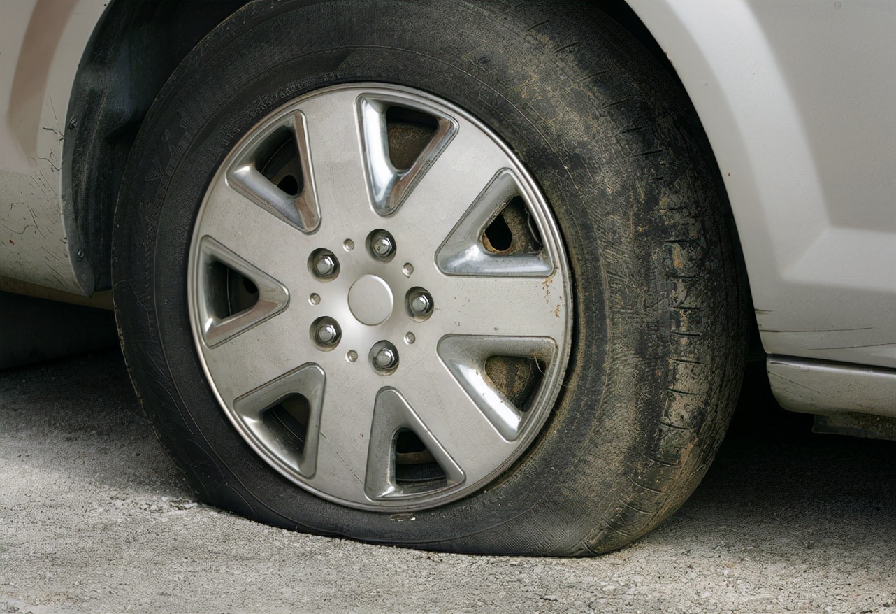 胎压2.5跑高速四个胎压不同正常吗,汽车胎压比建议胎压高0.2可以吗