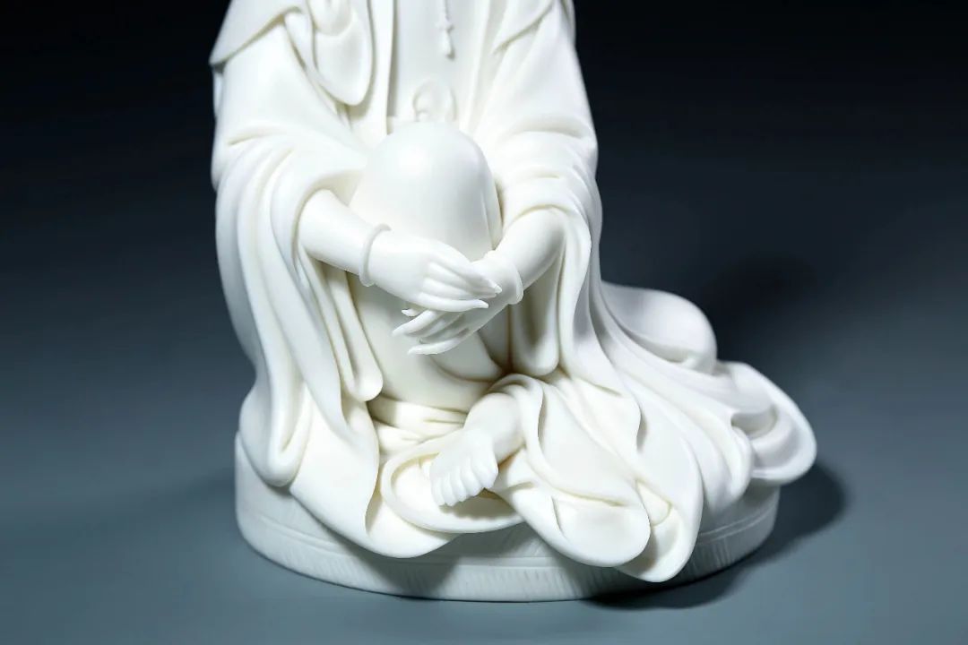 “最美中国白”拍出1633万天价，背后的神秘男人火了