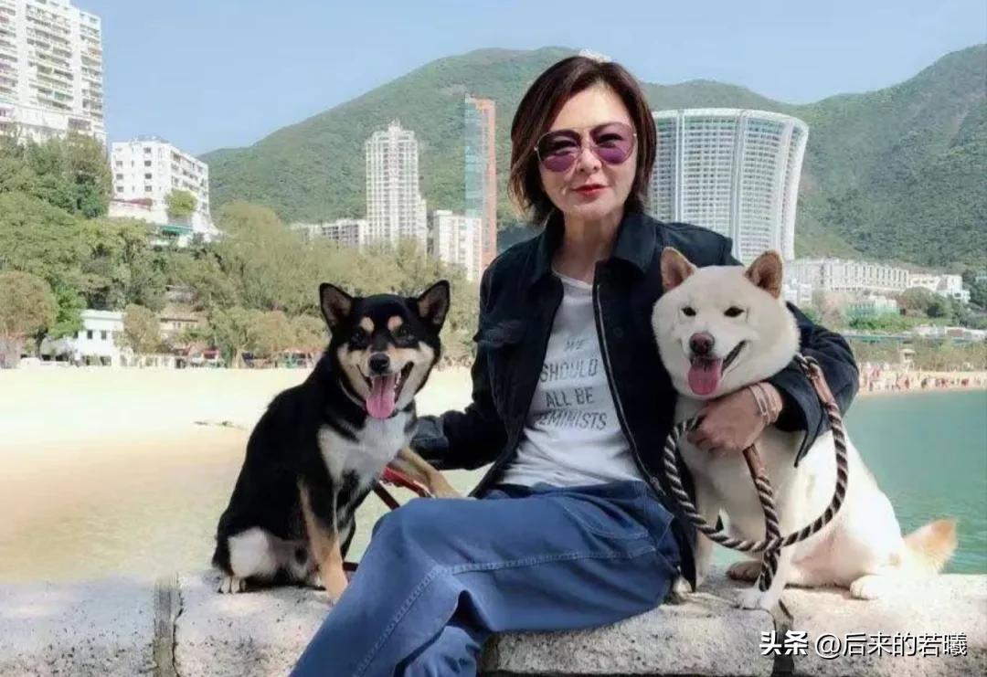 住4.3亿山顶豪宅，关之琳却衰老成这样