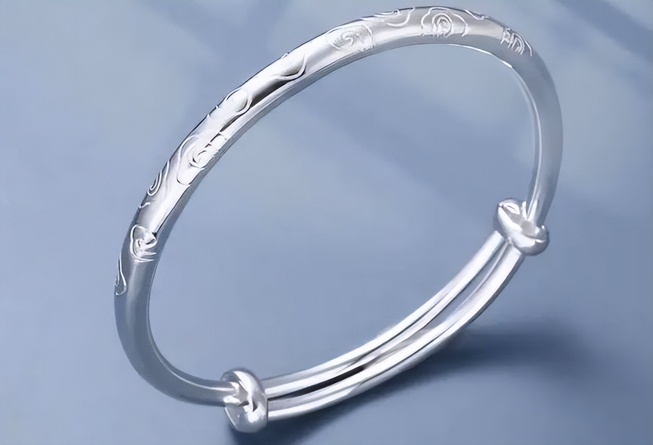 女人长期戴银手镯的危害,女人长期戴银手镯对身体有好处吗