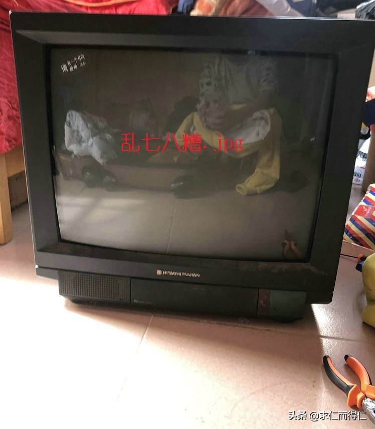 一台老古董电视机,20多年的古董电视换上新电视