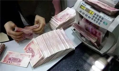 银行错转500万钱被花完会被判几年,银行里的钱被转走银行赔吗