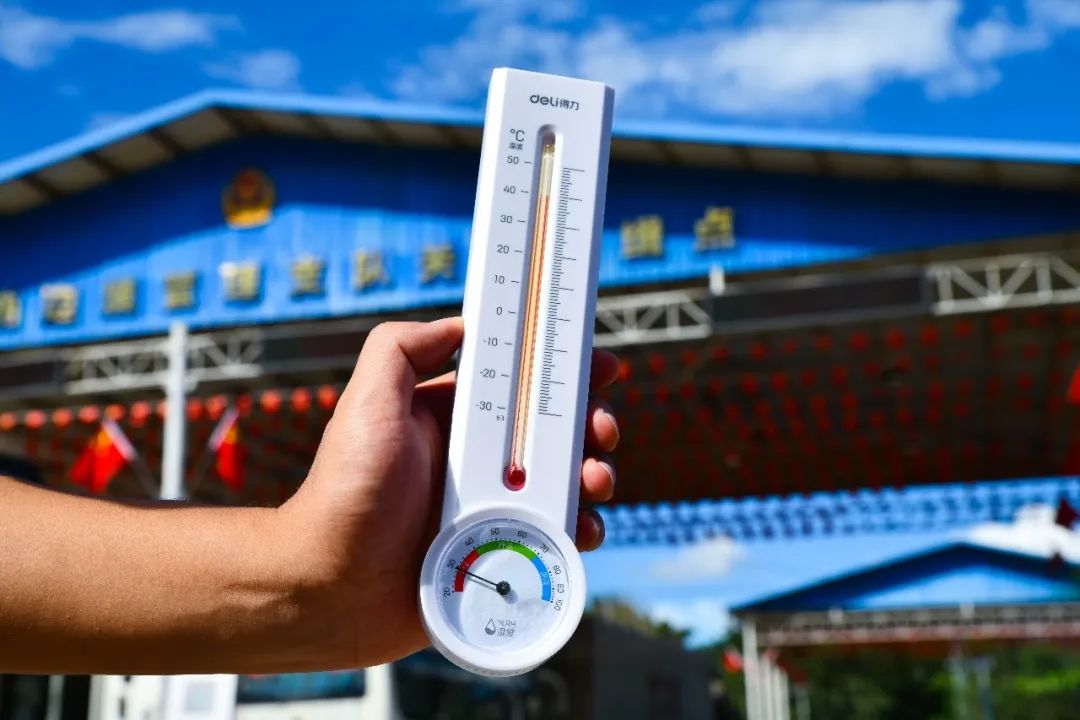 移民管理警察值守边境一线,移民管理警察雨中为群众撑伞