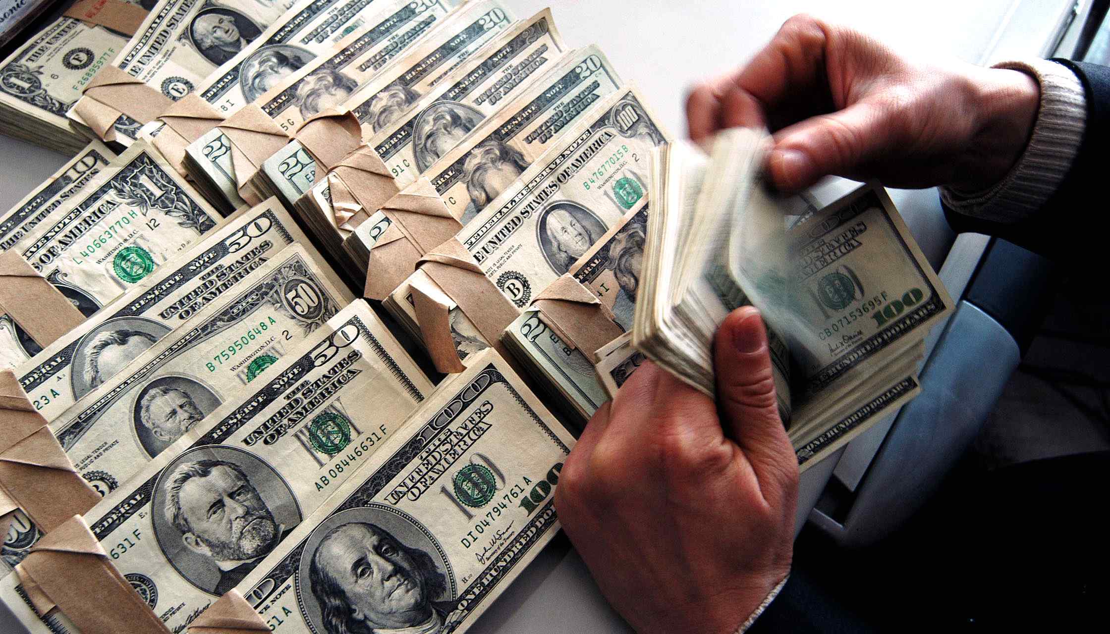 13年女高管卷款5亿出境被抓，上海同行评价：见过她的都想帮她