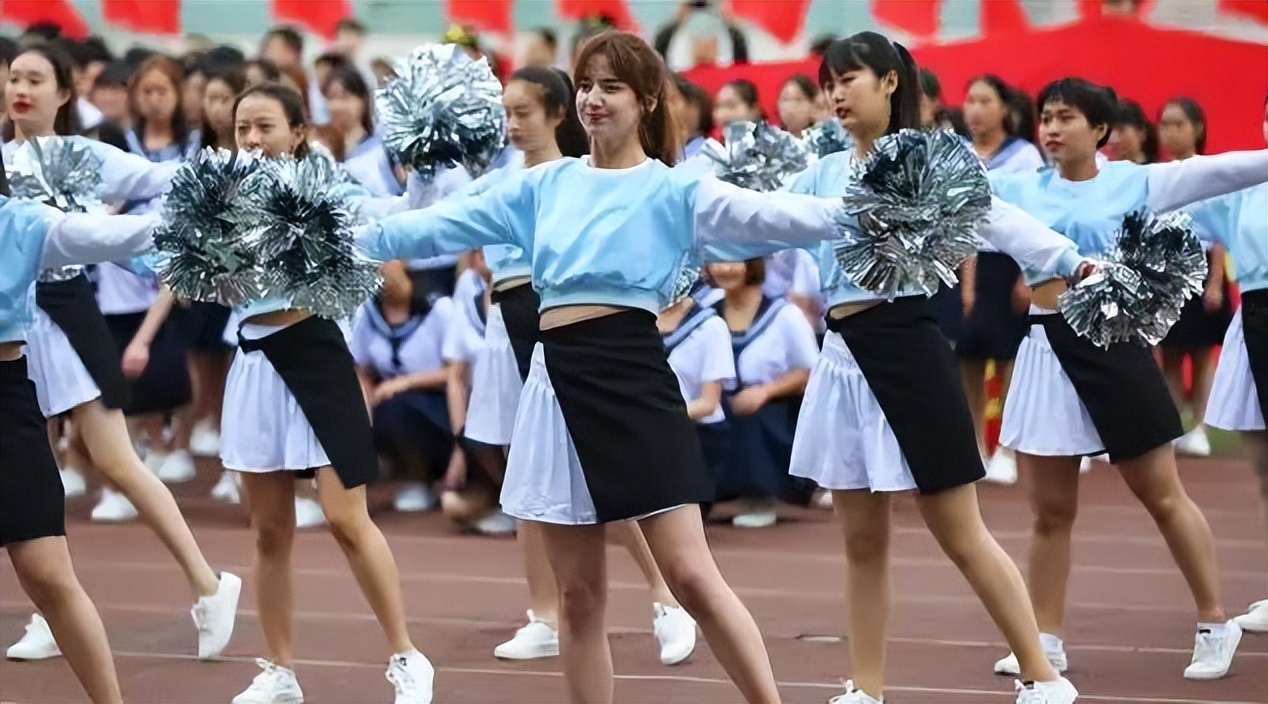 运动会举牌女生惊艳全场红裙子,运动会举牌女孩好惊艳