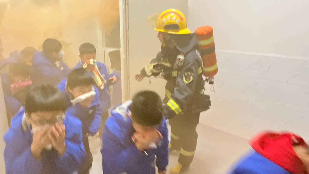 消防演练进学校携手共筑安全墙,郧阳中学消防演练