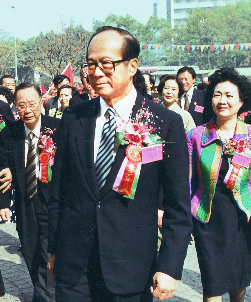 一个时代的逝去一段岁月的追忆：港圈辉煌三十年，豪门盛宴终须别