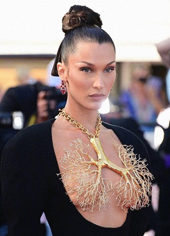 戛纳红毯为什么很多套衣服,戛纳电影节着装失当