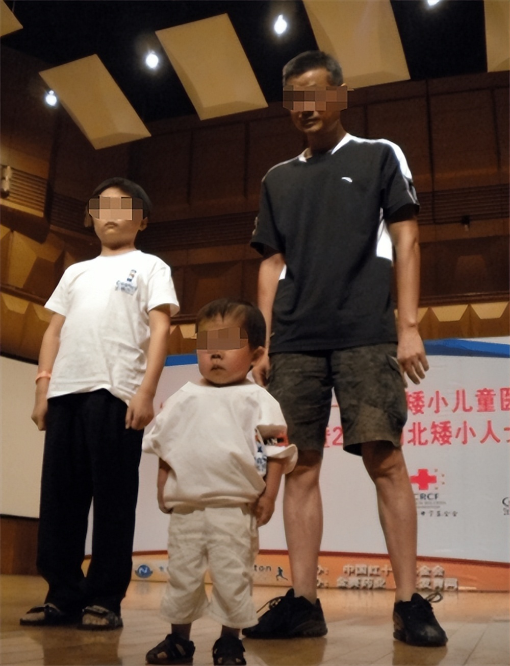 袖珍人吴康：年龄33岁，面容和身高都停在1岁，他怎么养活自己？