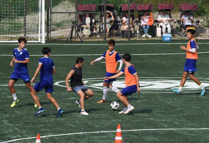 孙兴慜的成长故事,孙兴慜足球训练学校球员比赛