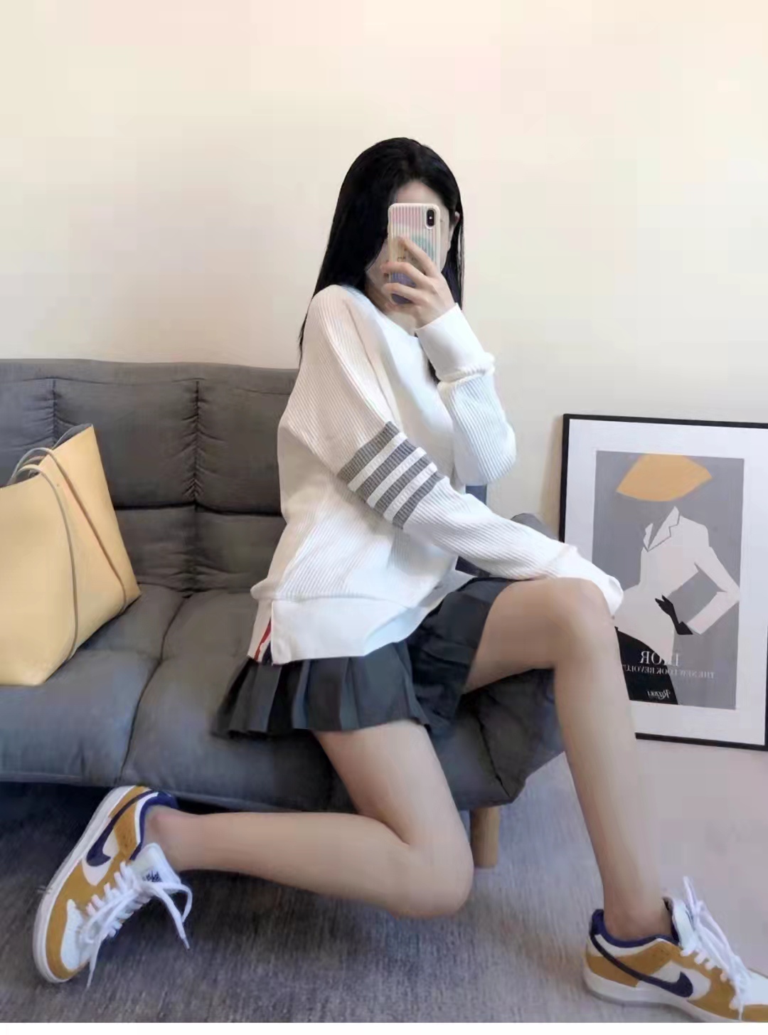 黑色卫衣和灰色百褶短裙搭配图片,灰色百褶裙搭配什么上衣好看