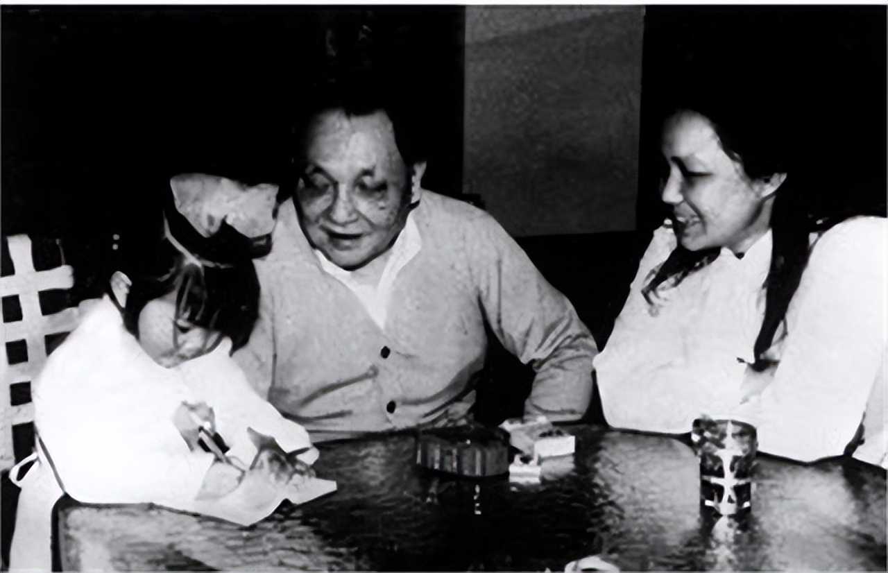 1988年全国人大会议上，有人给*小平邓**递纸条：小平同志请不要吸烟