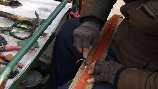 街边上卖的牛皮带是真的吗,农村集市上的牛皮带是真的吗