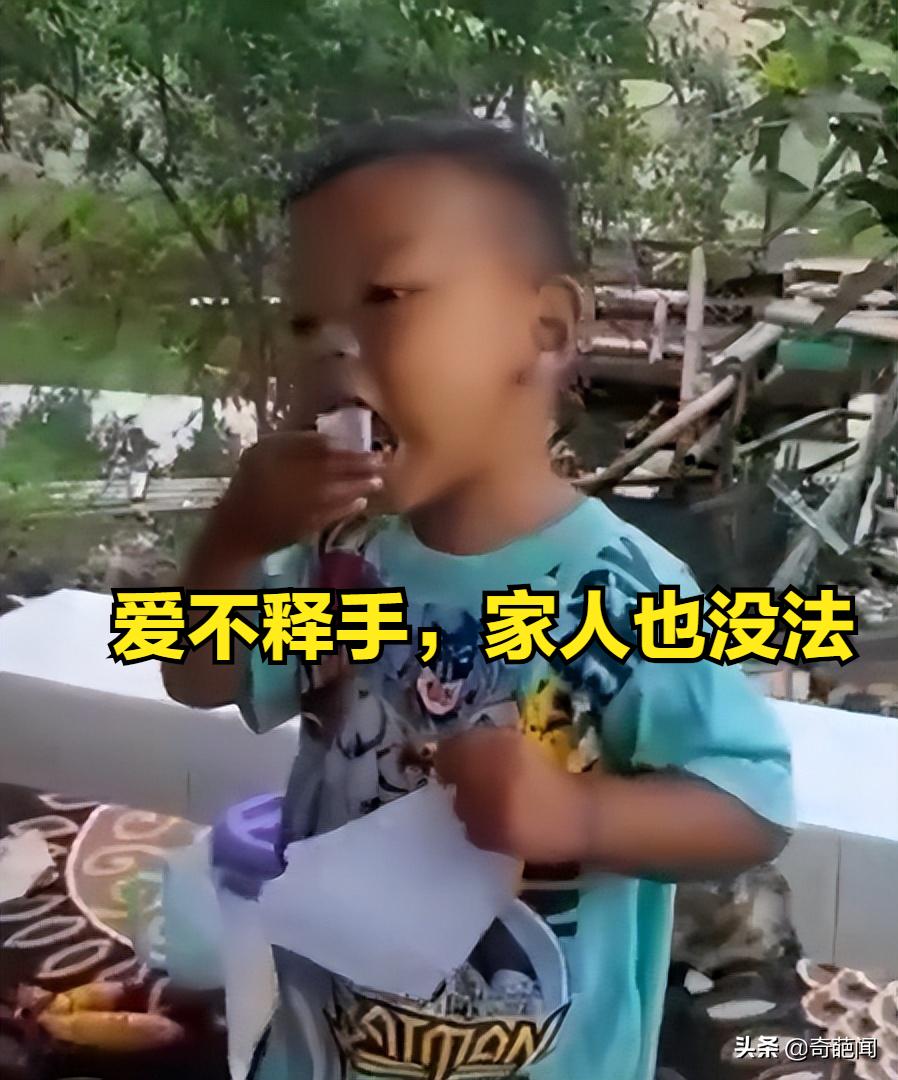 奇葩！印尼男孩患怪癖症特爱吃纸，孩子母亲：他吃纸就像吃饭一样