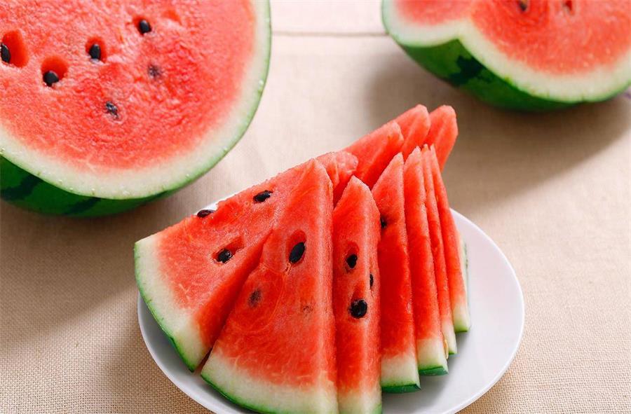 夏季西瓜是“常客”，西瓜能天天吃吗？吃多了会不会上火？