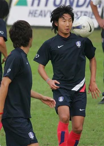 世界足坛美女与野兽,足坛野兽跟美女