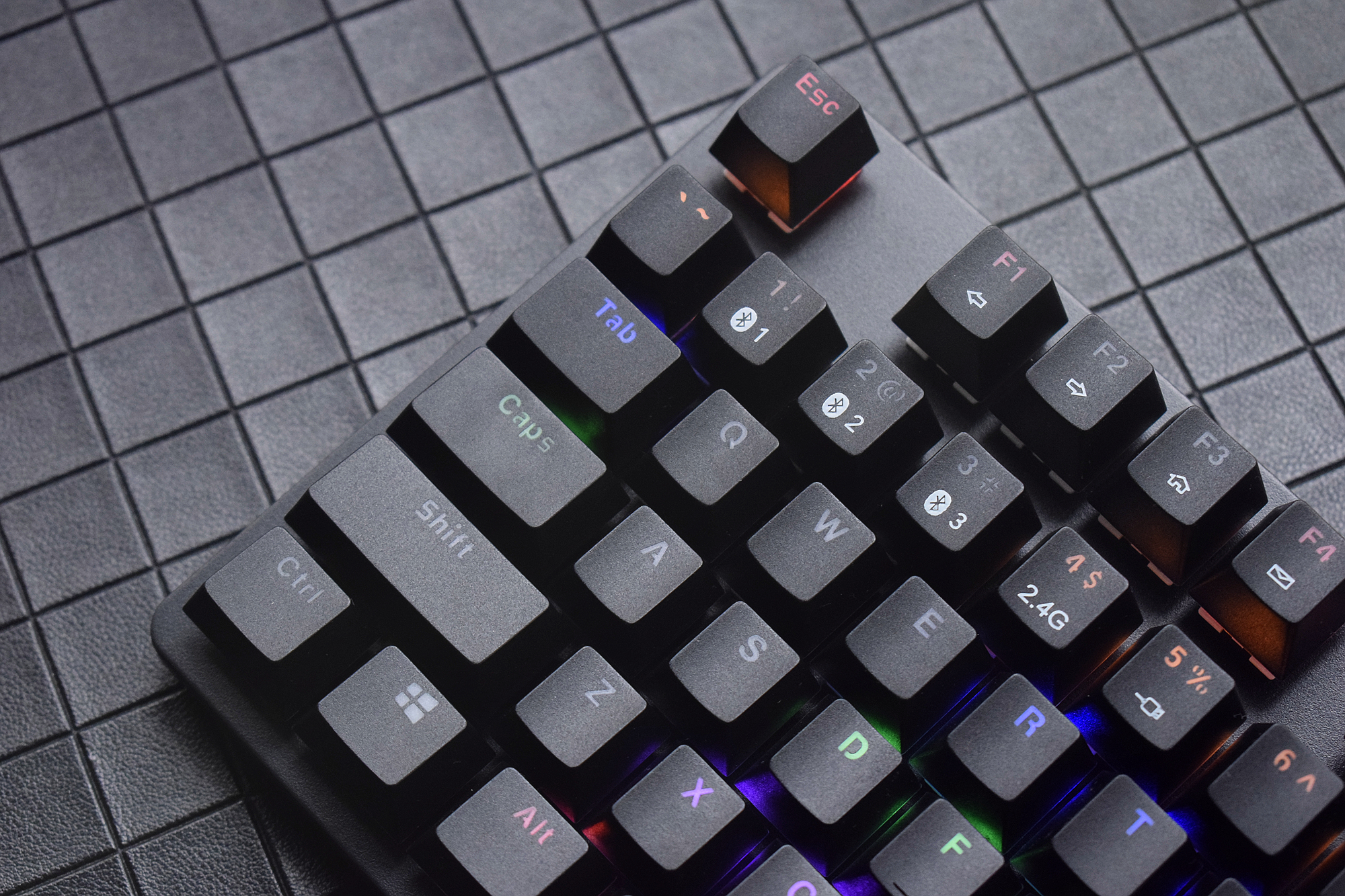 雷柏v500pro红轴键盘测评紫色,让游戏更自由雷柏v500pro多模键盘