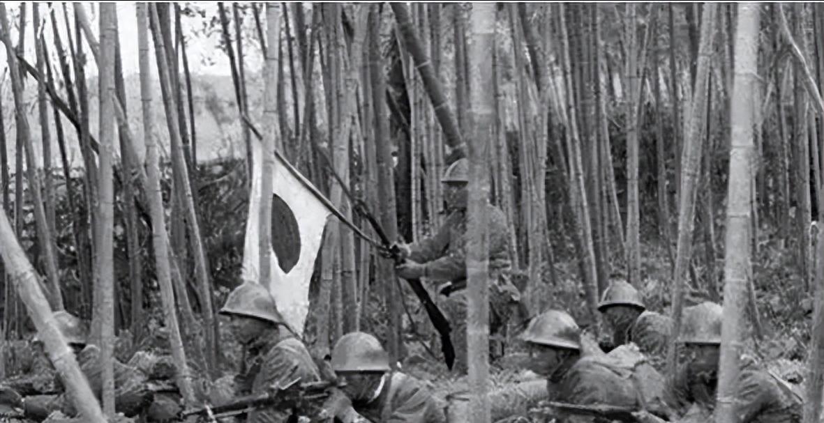 日军当着国军的面杀俘虏,日军侵华兽行