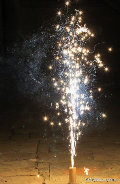 试猜薛宝琴精巧的元宵灯谜，谜底终不过是柴米油盐，内涵全是悲剧